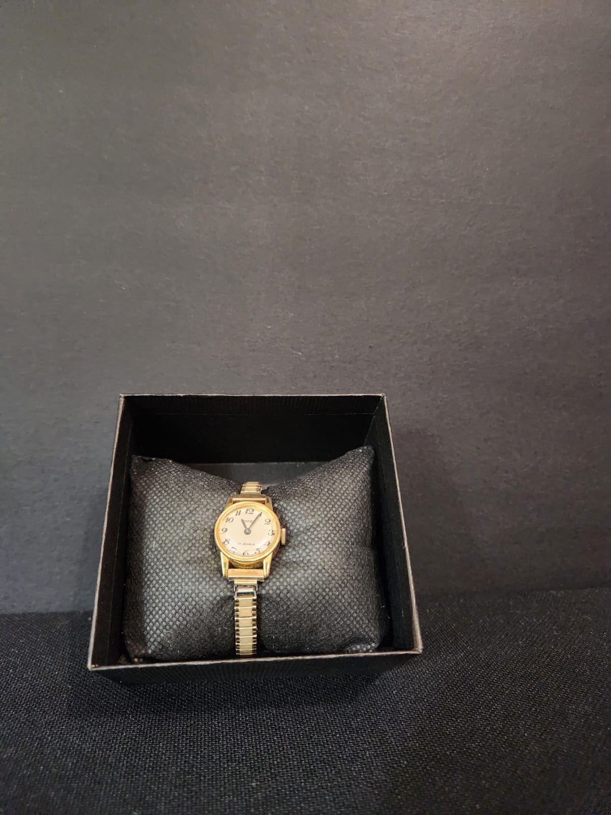 Vintage timex 17 jewels manual gold tone stretch band watch