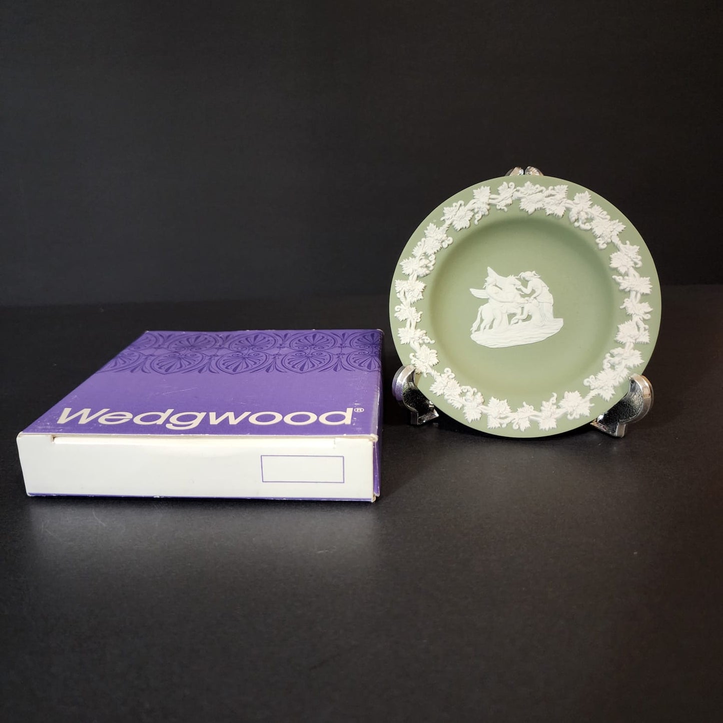 WEDGWOOD JASPERWARE ASHTRAY GREEN MUSES AND PEGASUS ROUND ENGLAND