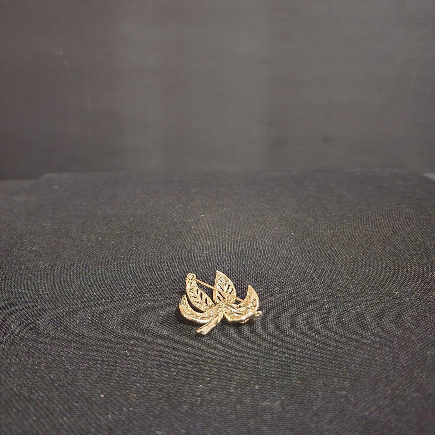 VINTAGE SARAH COVENTRY BROOCH LEAF GOLD TONE PIN 1970s FASHION JEWELRY