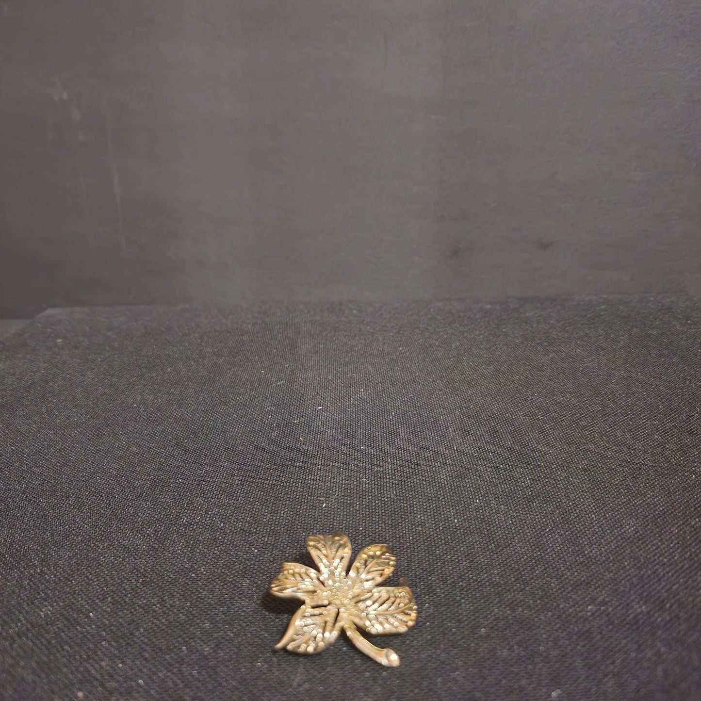 VINTAGE SARAH COVENTRY BROOCH LEAF GOLD TONE PIN 1970s FASHION JEWELRY